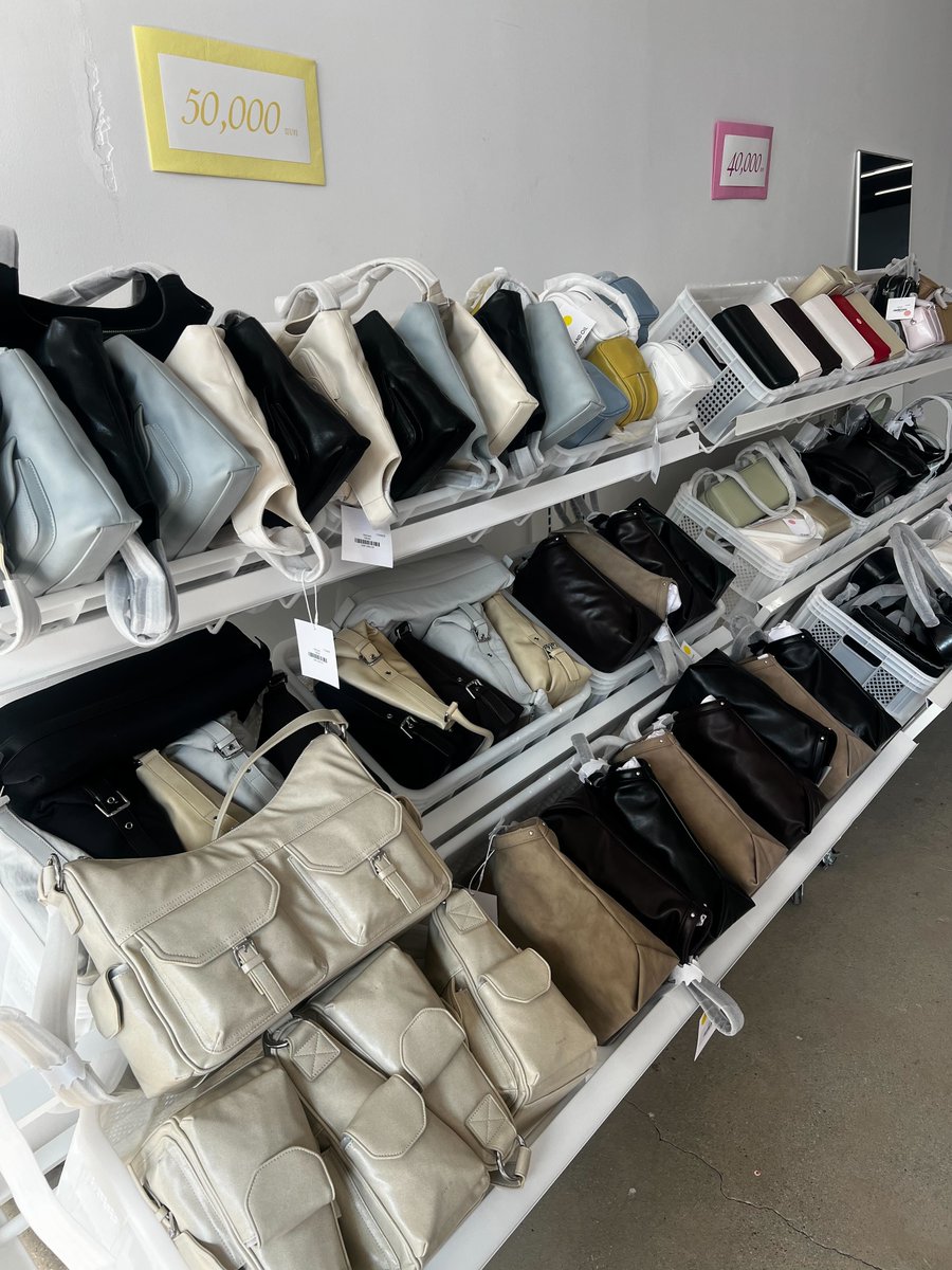 dzuffii's tweet image. 스탠드오일 샘플 세일 한다길래 성수 다녀왔어요
심지어 저 가방들 다 3-5만원대,,
사람들 많긴한데 재고 계속 채워주고 종류도 많아서 다녀와보시는 것도 좋을듯!