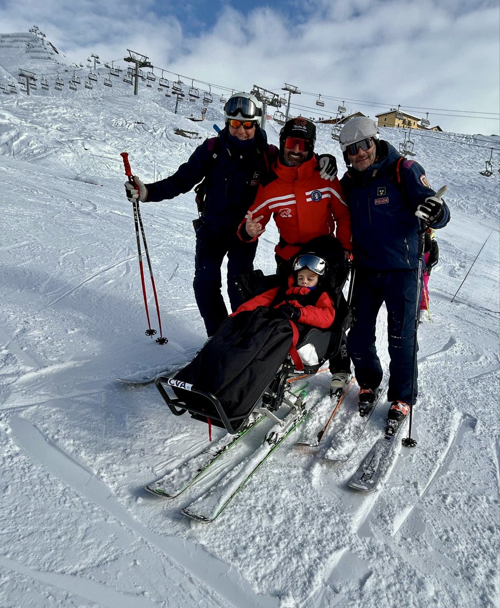 Il nostro piccolo amico Thomas scia sulla neve di Cervinia con il maestro Alessandro, scortati da Massimiliano e Samuele! Impariamo e ci divertiamo in sicurezza! 
#essercisempre #lamiciziaèunacosaseria
