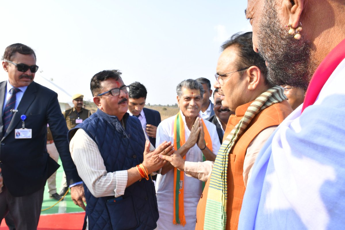 #Sirohi
में किसानों, महिलाओं एवं श्रमिको क उत्थान हेतु राजस्थान सरकार के #CM भजनलाल जी शर्मा द्वारा किसान सम्मन निधि के हस्तांतरण एवं ग्राम उत्थान शिविर के शुभारंभ कार्यक्रम के  "कुशल प्रबंधन से हुऐ सफल आयोजन" हेतु पूर्व मंत्री पुष्पेंद्र सिंह राणावत , पूर्व किसानमोर्चा