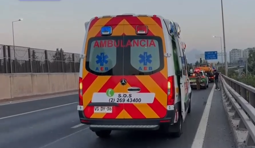 TTISantiago's tweet photo. Actualización (07:12) se mantiene procedimiento en pista derecha de @Vespucio_Sur sector estación Macul por siniestro vial. Reduzca la velocidad #Peñalolén https://t.co/9f49Bao2R5