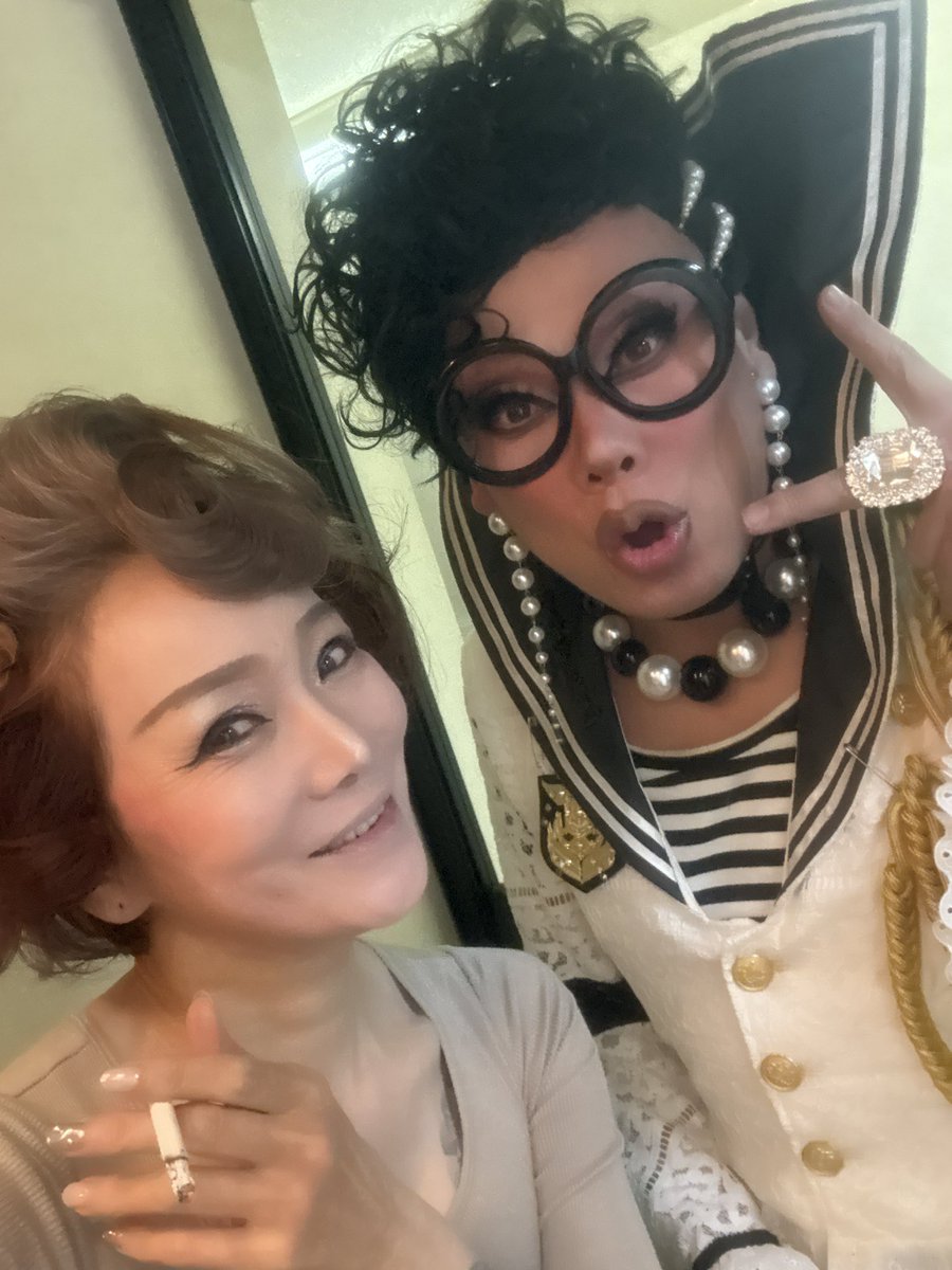 本番前のこまどり姉妹です。