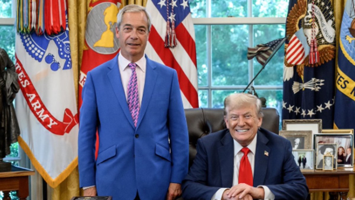 paulmasonnews's tweet image. Never forget these images Farage ... we won't let you... "a little off the frontlines"...