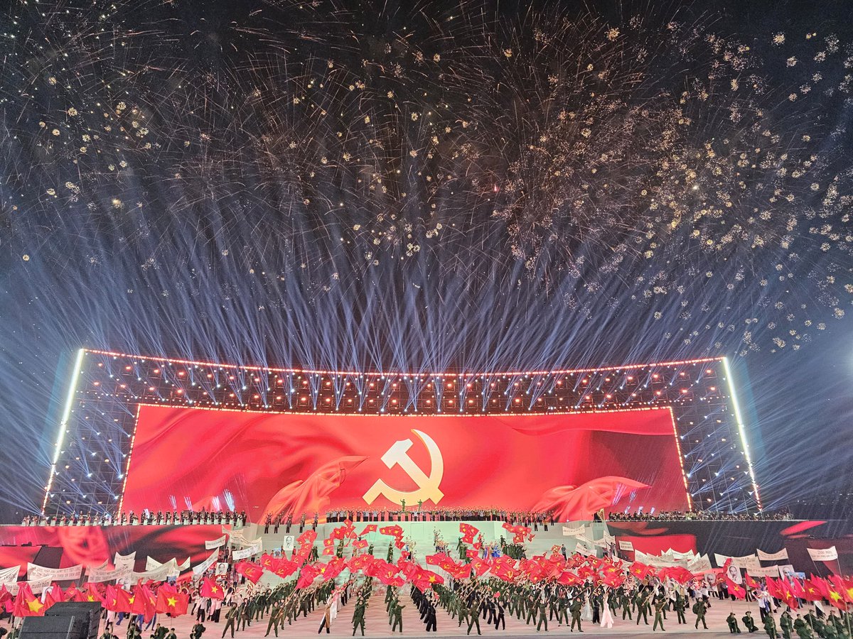 RPolancoF's tweet photo. Presenciamos programa artístico "Nueva Visión - Nueva Era",  en estadio My Dinh, de Hanoi, en celebración del éxito del XIV Congreso del Partido Comunista de #Vietnam.

Hermoso espectáculo conmemora también 96 aniversario de la fundación del Partido (3/02/1930). https://t.co/YkalBVCjff