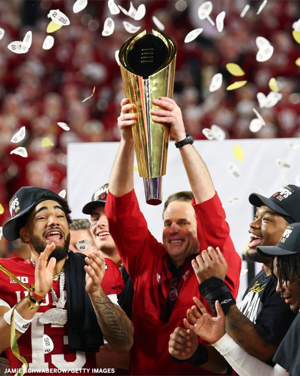 SleeperCFB's tweet image. The College Football Playoff is staying at 12 teams for the 2026 season, per @RossDellenger 

Notre Dame will now receive an auto-bid if they finish inside the AP Top 12, and it will now include the four P4 champions and the highest ranked G6 champion.