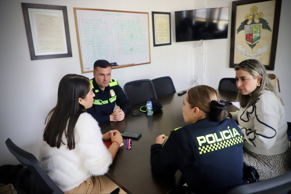 🤝 #AEstaHora en #Pensilvania, la comandante de <a href="/Policia_Caldas/">Departamento de Policía Caldas</a> sostiene un espacio de articulación con la alcaldesa (E) Geaneth Alejandra Gordillo Gómez y la corregidora Laura Tatiana Ramírez Gonzales, abordando los retos de seguridad en los corregimientos.
