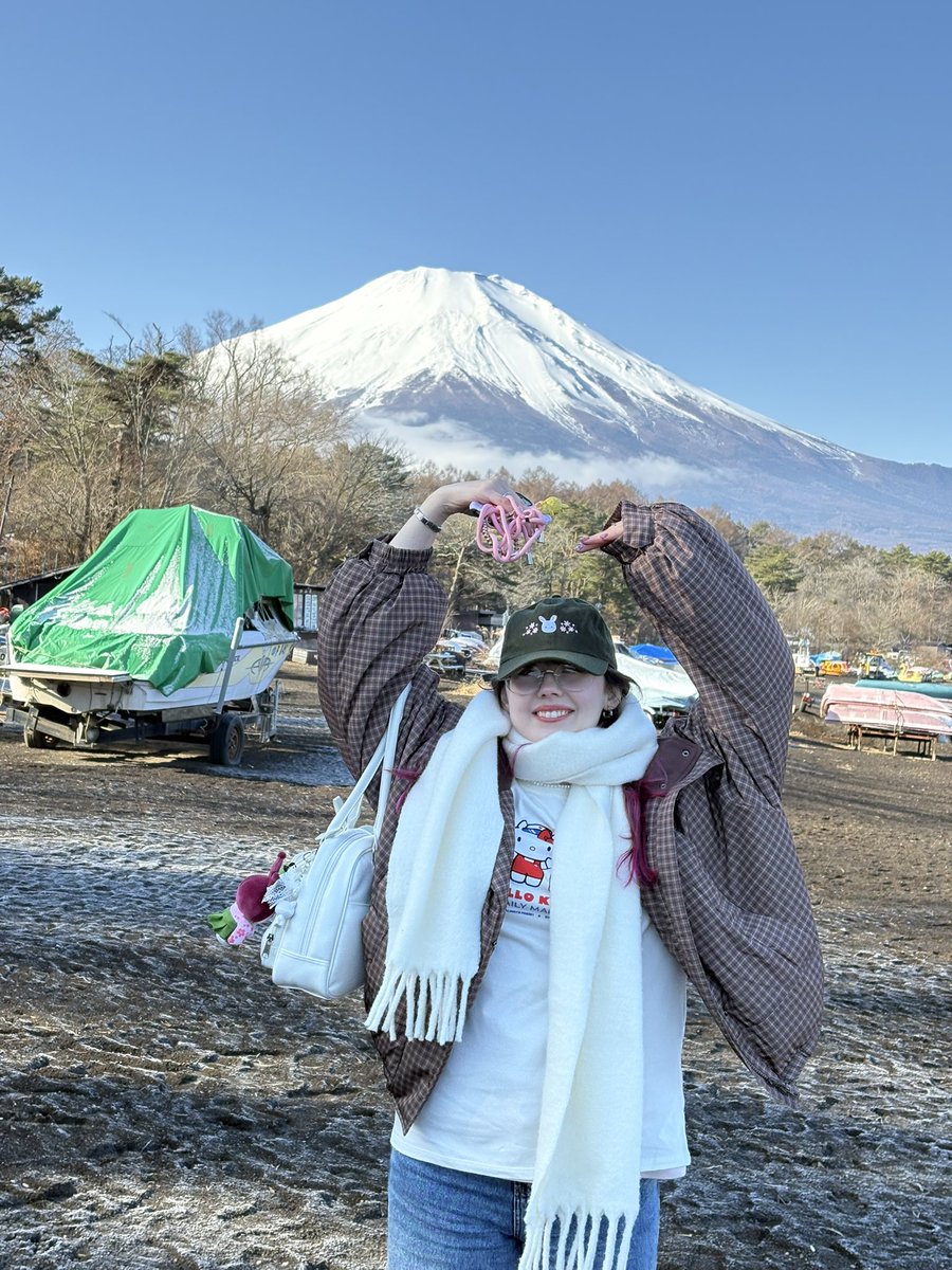 sailorduda's tweet image. imagina ser pedida em casamento em frente ao monte fuji com um anel de ouro branco com uma safira rosa e diamantes pelo amor da sua vida OH WAIT 

1 mês de noivinha