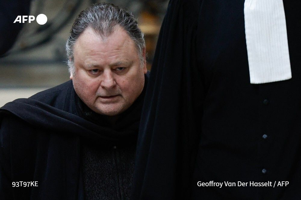 afpfr's tweet image. Le parquet général a requis vendredi en appel à Paris cinq années de prison, dont trois ans ferme, à l'encontre du cinéaste Christophe Ruggia pour agressions sexuelles sur l'actrice Adèle Haenel entre ses 12 et 14 ans.