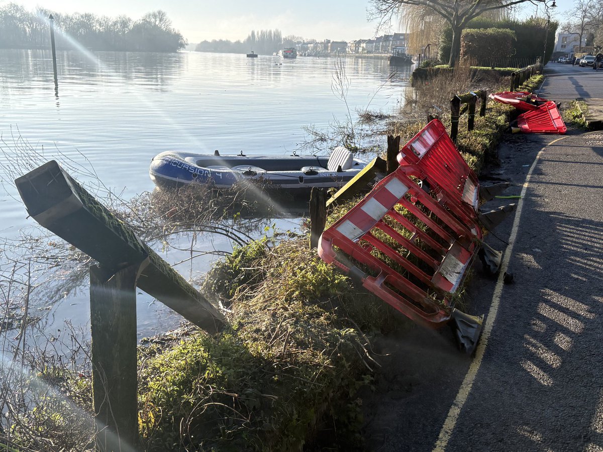 Evalyn7's tweet photo. #Love to #Writers Who Believe In a Get-Away Boat @paul_mc_veigh @NiamhMacCabe #JessKidd @flint_writes @RuthRandom @MortalGreenWhim @MargateBookie @theliterarypig @rosemcginty @antonia_writes @Gillian_Anton #elizabethrosner @annabelabbs @soniaboue1 #WriteOn https://t.co/kbk2cm7mfE