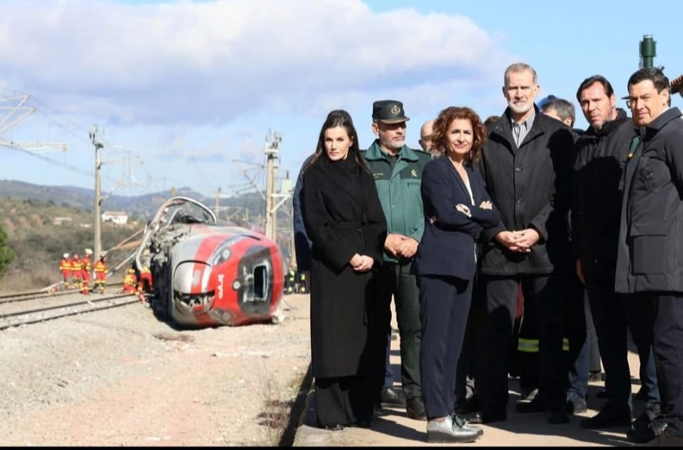 MCRC__es's tweet image. No hay mejor imagen para describir la partidocracia.

Cuando tienes amos en lugar de representantes es natural que sus intereses materiales no coincidan con los intereses materiales de los súbditos.

Sigan votando.