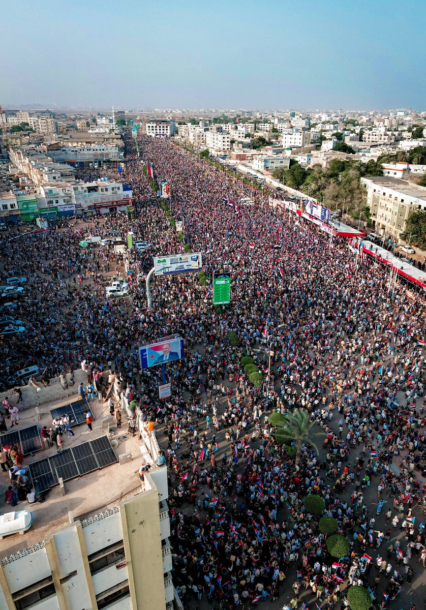 PresenceWeb3's tweet photo. مليونية "الثبات والتصعيد الشعبي" في عدن تجدد التفويض للرئيس الزُبيدي نحو التحرير والاستقلال
#مليونيه_الثبات_والتصعيد_الشعبي
#الزبيدي_قايدنا_والانتقالي_يمثلنا
#الشعب_يجدد_التفويض_للزبيدي
#دعوه_الرئيس_الزبيدي_للاحتشاد
#جنوبيون_ثابتون_على_ارضنا
#عدن_المستقلة #AIC https://t.co/eaE7wI44DD