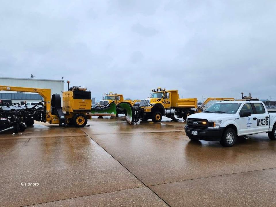 SAVE THIS POST: Important links for this weekend ⬇️ 

🛑Ground stops: bit.ly/3XQN3ug  
✈️Southwest Airlines: swa.is/4pTOKEa  
✈️Delta Airlines: bit.ly/3M27LXd  
❄️National Weather Service: bit.ly/3GkJoLw  
📱Call DAL: bit.ly/3RjdEgZ