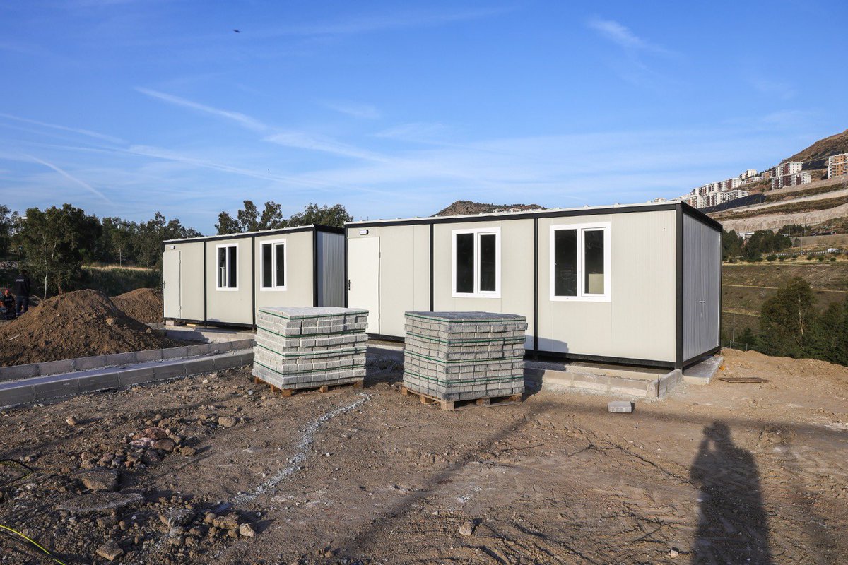 BU YAŞANAN SADECE BİR ZARAR DEĞİL, ORTAK EMEĞE VERİLMİŞ CİDDİ BİR TAHRİBATTIR.

Ferdi Zeyrek Spor Tesisleri’nde, sporcularımız için yapımı süren soyunma odaları ve bekleme alanları, hazırlık çalışmaları devam ederken camları kırılarak ve iç mekânları tahrip edilerek zarar