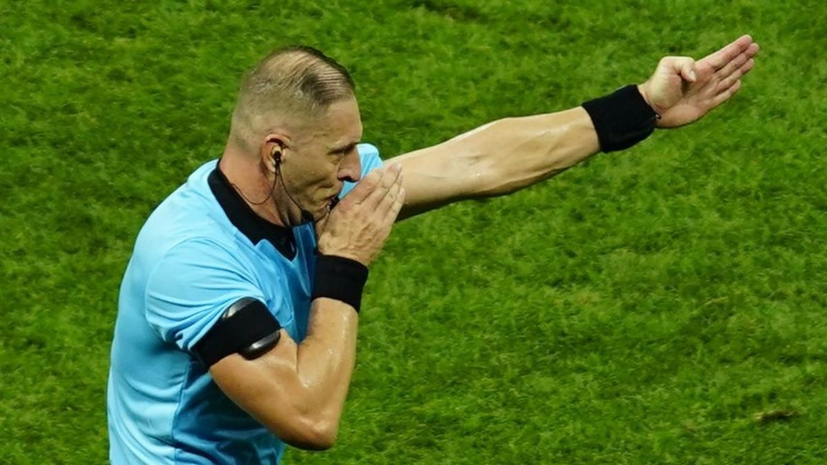 ChomposX's tweet image. Tarjeta roja y suspensión de por vida