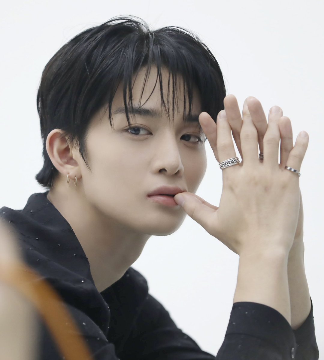 s_sssssya's tweet image. 헤메완벽하고, 눈썹개찐하고, 입작고, 눈크고, 애굣살 다섯바가지인거에 최종 입덕햇다 못참겟다 

진영이님 저 이 날 동결건조 시켜두 되나요? 

네진영: 배.