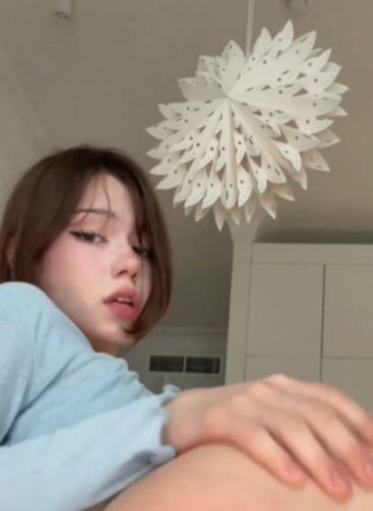 godknowsdgj1's tweet image. No way she looks so innocent 😇 

A full thread 👇🎥