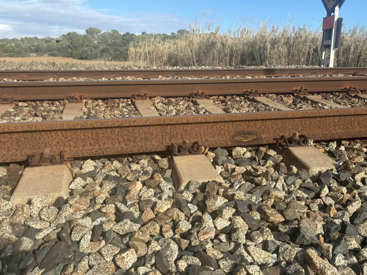 hienadeodio's tweet image. No hay excusa ante tanto mercadeo político contratista buleriano, esto está tomado por mi mismo, hoy mismo y no hay anónimos en la via BCN-Tarragona. Compran material sin especificación al lugar y además se olvidan de revisar/sustituir. Y no lo pongo todo, centenares de metros.