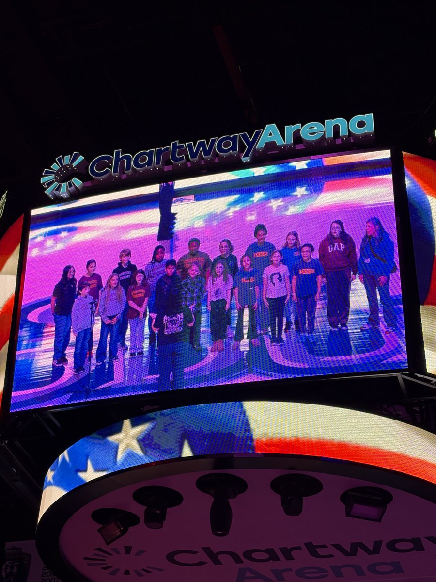 WoodchuckWorld's tweet image. The sound of pride! 🎶 Our talented chorus students from Woodstock and Fairfield Elementary delivered a flawless National Anthem performance at the ODU basketball game. Way to shine at @ChartwayArena! ✨ @vbschools #ODU #VirginiaBeach #SchoolSpirit