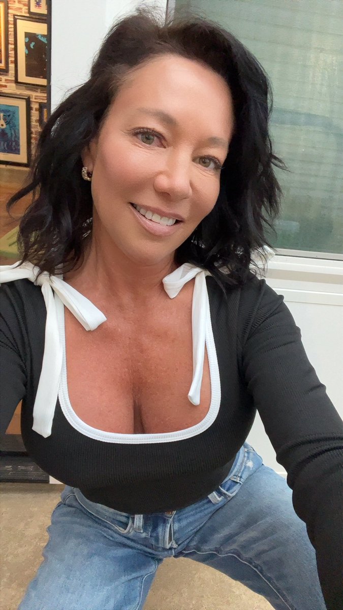 Riflemanscreed2's tweet image. Jean Day Friday 💕