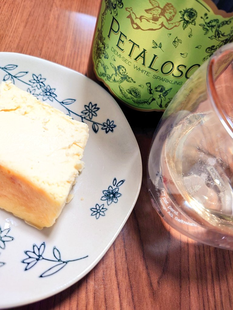 KURATAのチーズテリーヌと、カルディで買ったスパークリング。
チーズテリーヌは、数年前に2年待ちで入手して、すっごく美味しかったので年末年始の当番頑張ったご褒美で、リピートしちゃった。