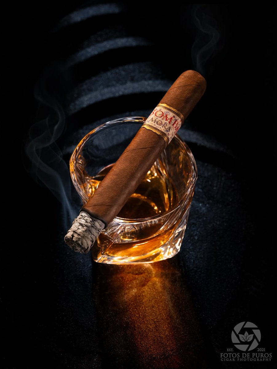 Mbombay Mora and Whiskey - Weekend Sorted 🔥🔥
Picture - #fotosdepuros 

#MBombay #CigarLife #PremiumCigars #CigarLounge #CigarAficionado #CigarPairing #WhiskeyCigars #BourbonLovers #SmokeInStyle