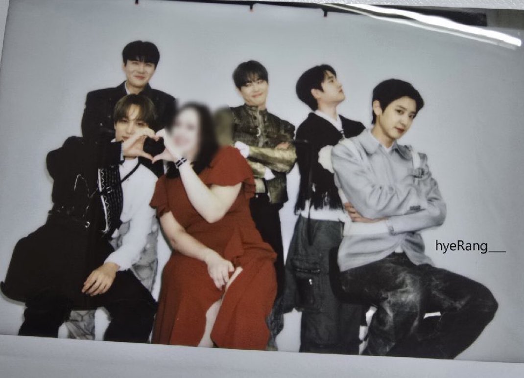 tobibee100's tweet image. ถ้ามีชานแบคกุจะให้ชานแบคนั่งข้างกัน แล้วเมมเบ้อทุกคนต้องทำหน้าแบบพี่จุนเปนเพื่อนกุ นั่นแหละ