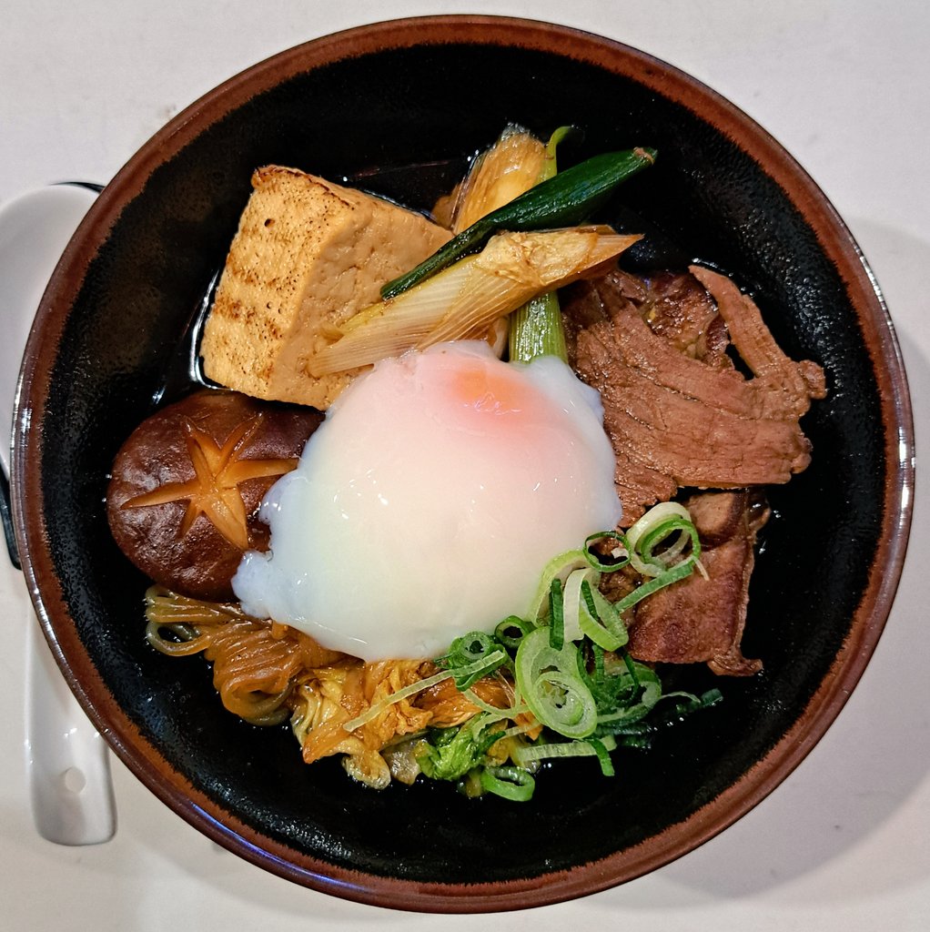 setsumen's tweet image. 静岡市葵区両替町
メイドダイニングひまわりさん
のんたんさん周年＆卒業イベントメニュー
すき焼きうどんをはんぶんこで
#静岡 #葵区 #両替町 #メイドダイニングひまわり #すき焼きうどん