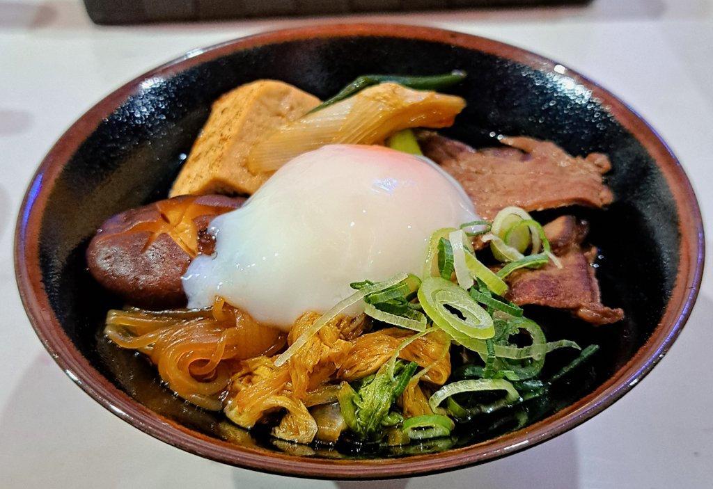 setsumen's tweet image. 静岡市葵区両替町
メイドダイニングひまわりさん
のんたんさん周年＆卒業イベントメニュー
すき焼きうどんをはんぶんこで
#静岡 #葵区 #両替町 #メイドダイニングひまわり #すき焼きうどん