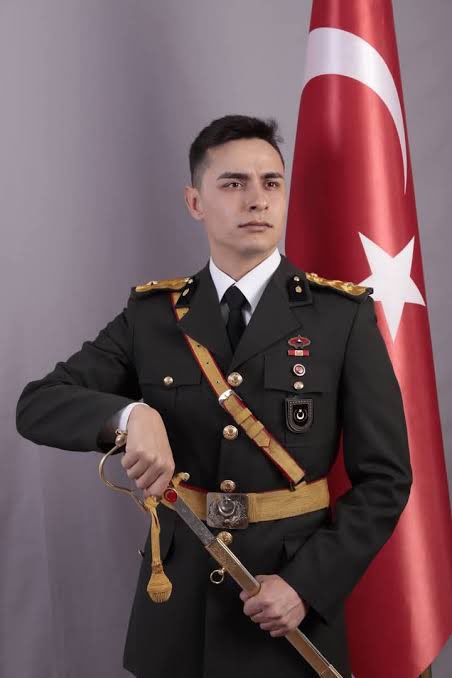 🔴#SONDAKİKA | Ankara İdare Mahkemesi, "Atatürk'ün askerleriyiz" dediği için TSK'dan ihraç edilen Teğmen Deniz Demirtaş'ın ihraç kararını iptal ederek görevine iadesine karar verdi.