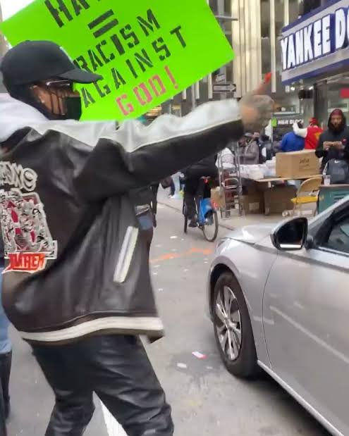 심지어 리한나는 사람이 좋은 방향으로 바뀔수 있음을 자기 자신의 행동으로 증명함. 눈찢기 제스쳐로 논란된적 있지만 사과하고 이후 코로나로 심해진 아시안 혐오 반대 시위에 나와서 사진도 찍힘. 남의 신체 갈아서 애 사오는 셀렙들보다 비교할수 없을 정도로 노력하고 좋은 사람임.