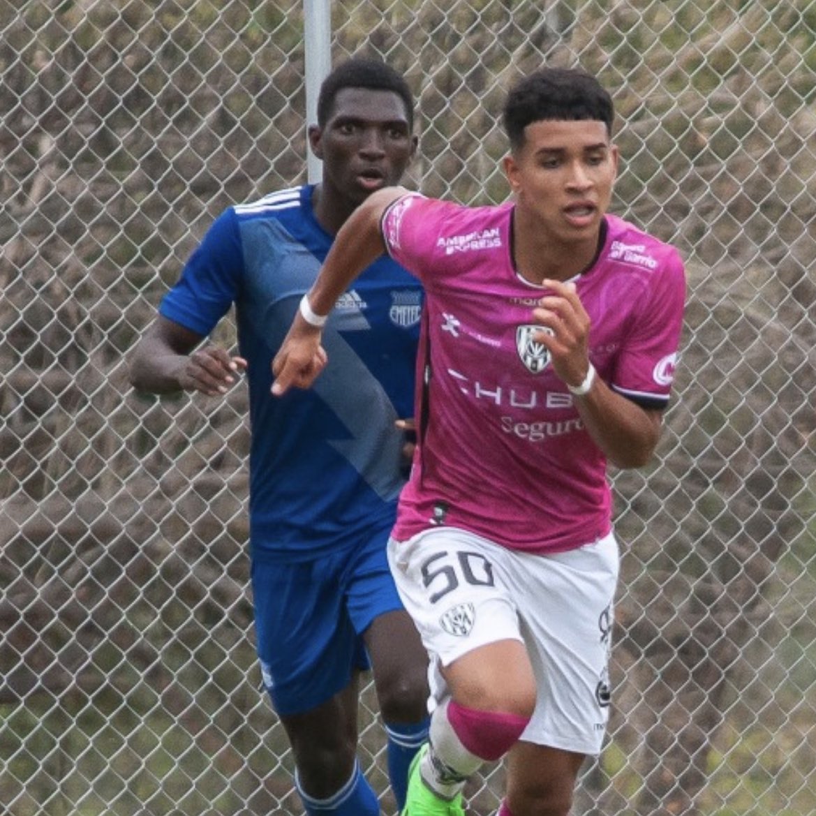 🚨🇪🇨 El ecuatoriano Armando Chila es viral tras este video, donde le consultaron su edad.

Sorprende por tener 20 años y contextura física.

No es mal día para recordar que hace pocos años pertenecía a EMELEC.

Aquí una foto de él en los ‘azules’, detrás de un tal Kendry Páez.