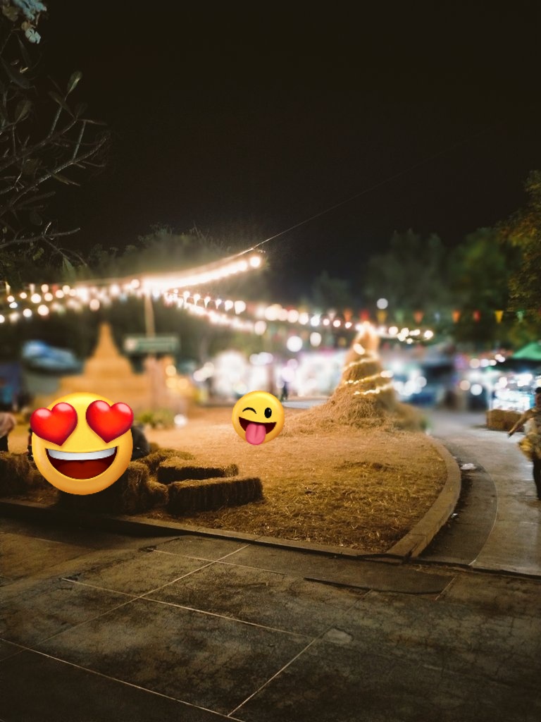 ChbaSwy's tweet photo. ฟิวกองฟาง อากาศเย็นๆ มาน���่งเล่นกองฟาง #หนองบัวลำภู https://t.co/YAhbs2TJDs