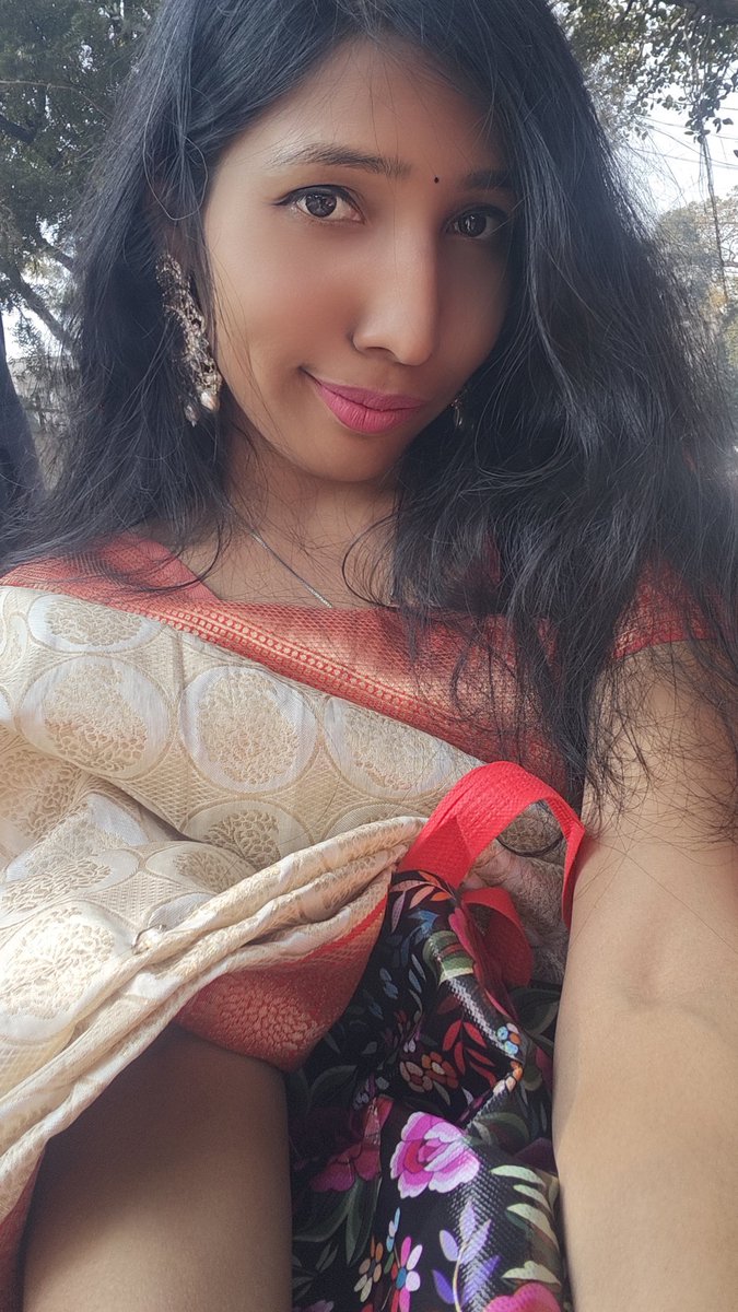 Asya_angelqueen's tweet photo. Puja vibes + selfie time = perfect day 🤍Traditional look + divine blessings = glow alag hi level ka ✨”#SaraswatiPujaSelfie
#SelfieWithBlessings
#PujaLook
#EthnicSelfie
#FestivalGlow https://t.co/8gIuNoKUum