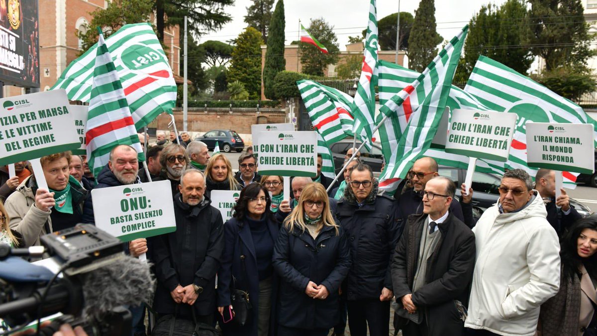 CislNazionale's tweet photo. Iniziato a Roma, davanti all’Ambasciata iraniana, il sit-in promosso oggi dalla Cisl a cui partecipano la Segretaria Generale #DanielaFumarola ed i componenti del Consiglio Generale Confederale per esprimere solidarietà e sostegno a quanti in Iran da settimane manifestano per sollecitare la fine del regime teocratico e un futuro fondato su democrazia, libertà, rispetto dei diritti fondamentali.  #nonlasciamolisoli #freeiran #StopMassacro