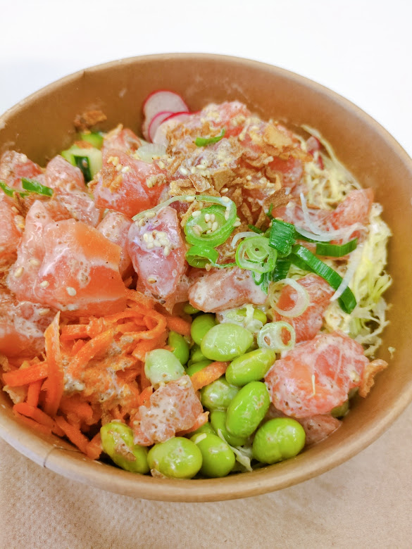 今日のランチはKingyoさんのポケ丼(サーモン)でした。初めて食べたのですが、サーモンむっちゃ一杯入っていておいしかったです🥰Kingyoさんは唐揚げがおいしいのでついいつも唐揚げ選んでしまうのですが、ポケ丼もナイス✨😋️instagram.com/kingyo.foodtru…