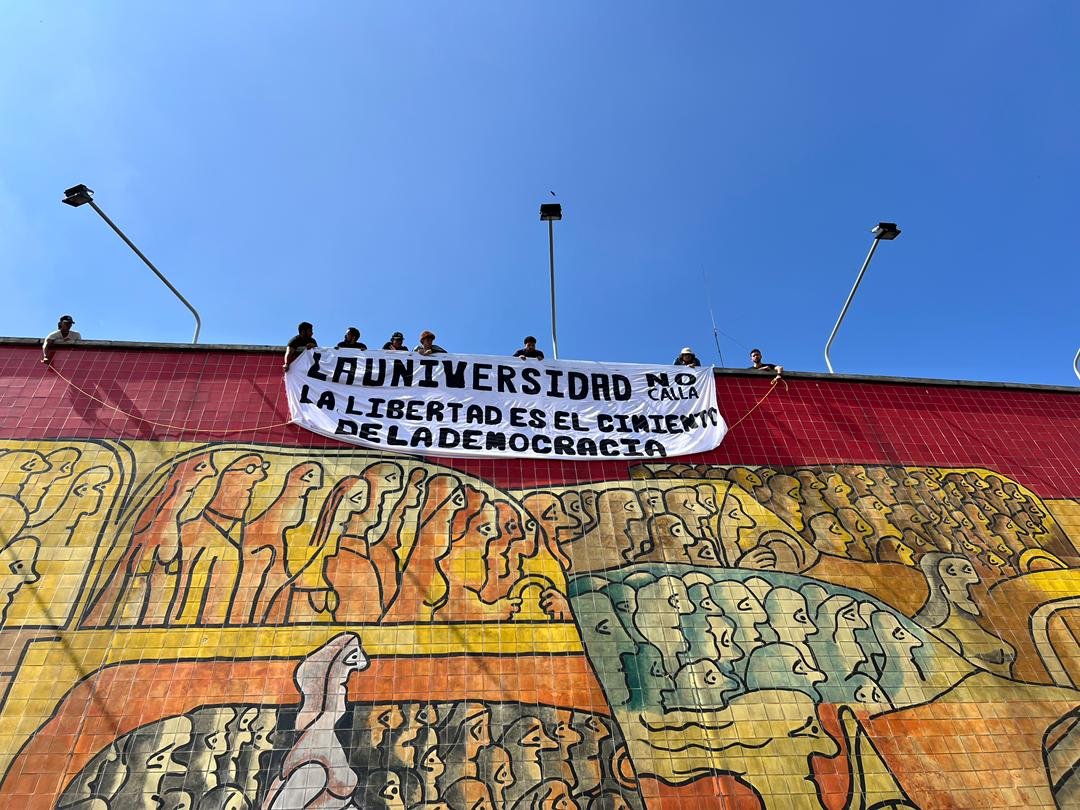 Es una imagen muy poderosa.

Que vivan los estudiantes, la universidad y la rebeldía frente a la barbarie.

Venezuela debe ser libre.