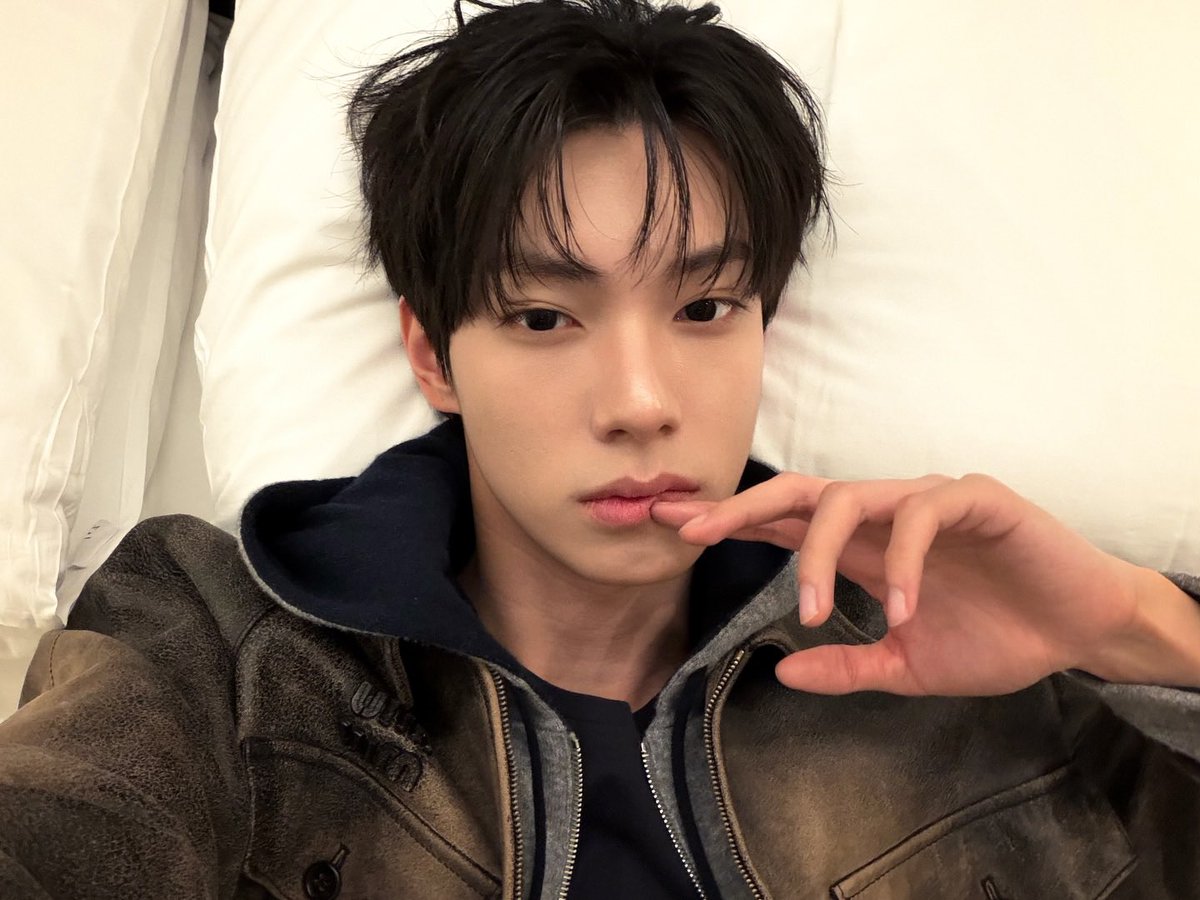 httpscliyunet's tweet image. 아직 준비되지 않은 나에게 성큼 다가온 립우 침대셀카
이런사진올리면 나 뭐... 어뜨카라고.,