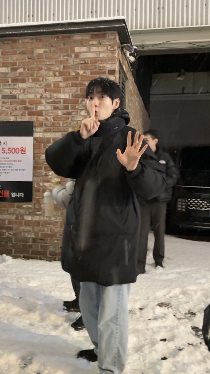 standingzone's tweet image. 얘들아 조용히 해야된대