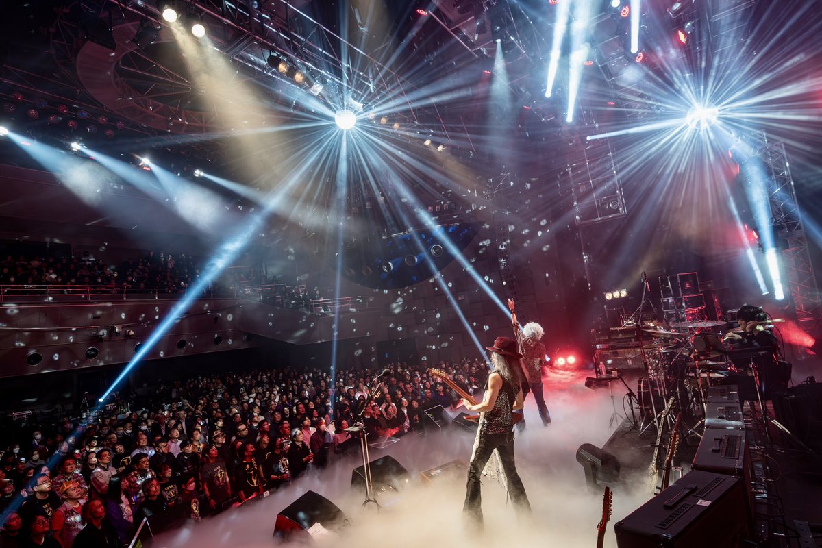 KyojiTWJ's tweet image. 今夜の大阪なんばハッチも最高でした‼️
みんなリラックスしながらも緊張感溢れるプレイの連続🎤🎸🎹🥁♪
ステージ上にいながら、凄いライブになってるなという確信めいたものがありました♪
最高のメンバーと最高のお客さん達。
スタッフも最高‼️
皆さんどうもありがとうございました😊👍