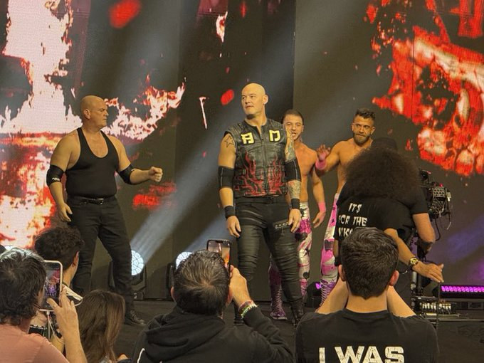 Planeta_Wrest's tweet image. Bishop Dyer, ex Baron Corbin en #WWE, se sincera sobre su debut en #AEW.

"Sé que Tony (Khan) me dijo después: 'El combate fue divertidísimo. Lo disfruté', y obviamente, se está dejando la piel ahí atrás. No voy a molestarlo con nada más que un 'Gracias por permitirme hacer eso…