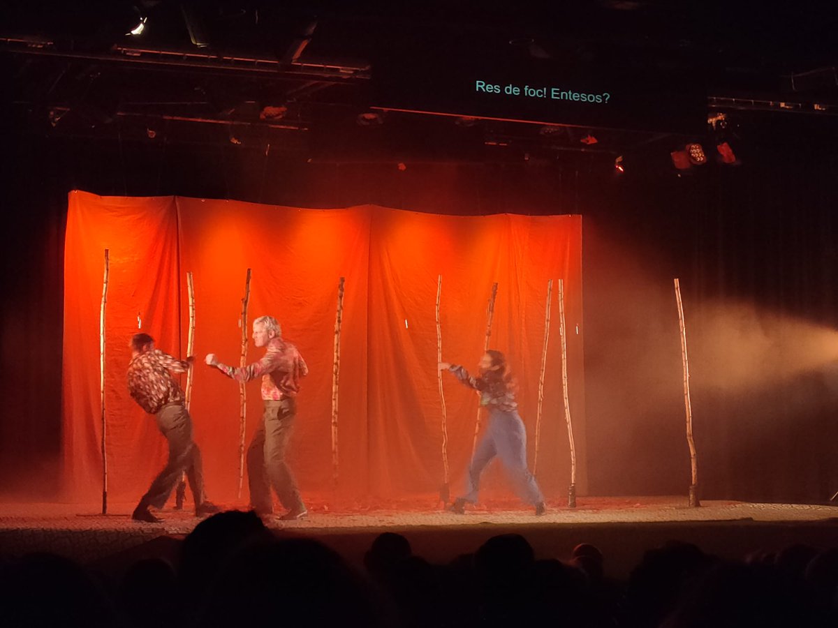 Hier soir, j’ai eu la chance d’assister à l’inauguration du festival de théâtre francophone de Barcelone, le Oui Festival, à l’Institut français de Barcelone 🎭🇫🇷

Au programme : l’avant-première de « La clairière » de Stéphane Jaubertie et Jérôme Wacquiez. Une pièce puissante