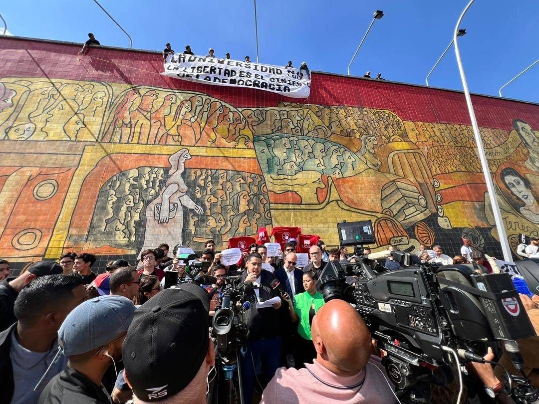LuisPecheVE's tweet image. A esta hora el movimiento estudiantil tranca la autopista Francisco Fajardo a la altura del mural de Zapato reivindicando a la universidad como cimiento de la democracia.

Un nuevo paso para romper el miedo. Que vivan los estudiantes.
