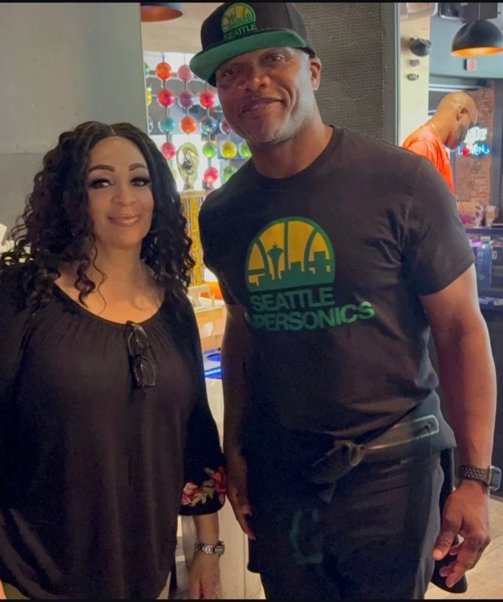 LGroupPR's tweet image. Happy Birthday to my 'bestie', 'bff', 'hitta' and everything else I call him... @EricMetcalf21, wishing you the best day ever and I hope you enjoy your day to the fullest.. 
sidenote: this song will forever be funny 😂
--
#ericmetcalf #birthday #lgrouppr