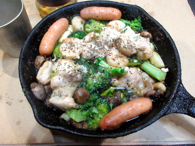 実はアヒージョ結構作ってます。エクストラバージンオイルはケチるとマズイのでたっぷりと💛 