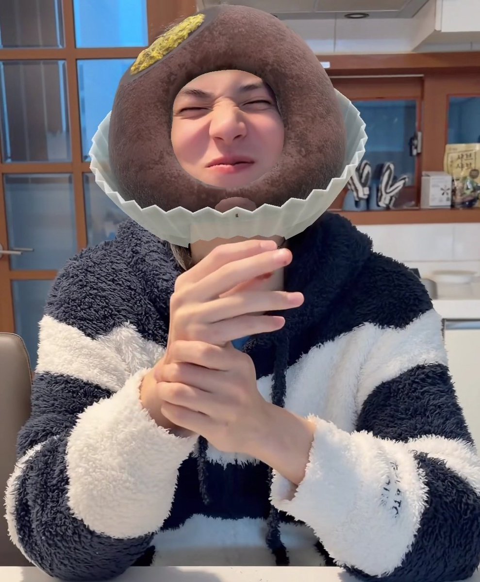 두쫀두 영상 본다니까 트친이가 두쫀쭈 영상 보내줌ㅠㅠㅠ캡쳐를 멈출수가없다 이건..🥲
힐링된다 힐링..