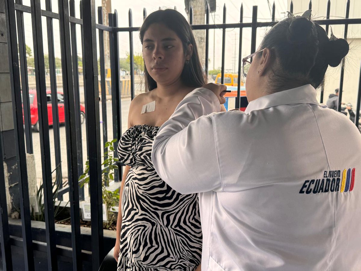 Salud_Guayas's tweet photo. #MSPEnTerritorio | Personal de Centro de @Salud_Ec #Trinitaria activa punto de vacunación 💉 contra la #Influenza y esquema regular en la cooperativa #PoloSur.

#ElNuevoEcuador https://t.co/23J618E8CY