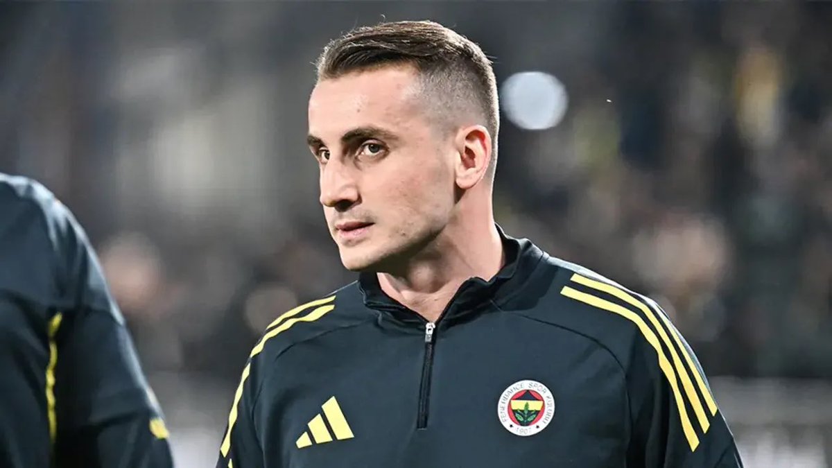 Fenerbahçe taraftarının Kerem Aktürkoğlu’na gereksiz yere yüklendiğini düşünüyorum. Adam “Ben Türkiye’de Galatasaray’dan başka bir yerde oynamam” demişti; bak, Fener’de oynamıyor mesela. Sözünü tutmuş adamdan daha ne istiyorlar, anlamıyorum.