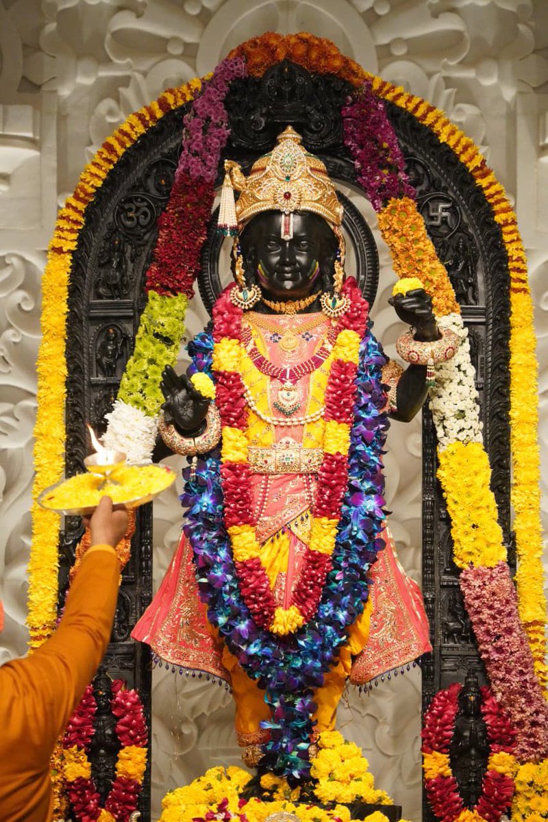 वसंत पंचमी पर प्रभु श्रीरामलला सरकार को गुलाल लगाने के साथ ही श्रीराम जन्मभूमि मंदिर में होली महोत्सव का शुभारम्भ किया गया।

आज वसंत पंचमी पर श्रीरामलला प्रभु के गालों पर गुलाल लगाया गया। आज से यह क्रम होलिका दहन तक नित्य चलेगा। पुजारीगणों ने भी परस्पर गुलाल का टीका लगाया।