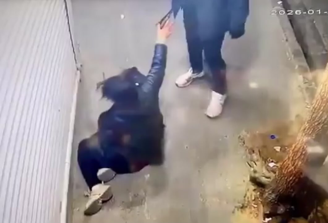 اون دستی که دراز می‌کنه، شاید ذره‌ای از ته‌مانده انسانیت را حس کنه.