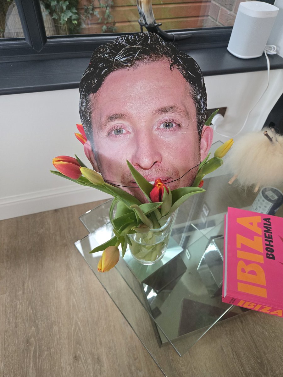 therealleejones's tweet photo. @Robbie9Fowler Robbie Flower https://t.co/6aRRbIpngs