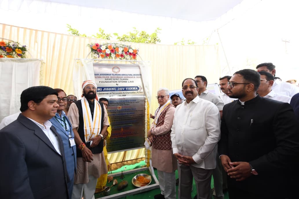 tg_governor's tweet photo. The Hon’ble Governor of Telangana, Shri Jishnu Dev Varma, unveiled the plaques of the New Agriculture College at Huzurnagar and the Jawahar Navodaya Vidyalaya at Kodad, marking significant milestones in strengthening agricultural education and quality schooling in the region.
On the occasion, Shri N. Uttam Kumar Reddy, Hon’ble Minister for Irrigation & CAD and Food & Civil Supplies, Shri Tummala Nageswara Rao, Hon'ble Minister for Agriculture, Marketing, Co-operation, and Handlooms & Textiles and Shri Adluri Laxman Kumar, Hon’ble Minister for Scheduled Castes Development and Tribal Welfare Departments, graciously accompanied the Hon’ble Governor. 
Senior officials of the district administration, heads of concerned departments, and other distinguished dignitaries were present, reflecting the collective commitment towards educational advancement and inclusive development.